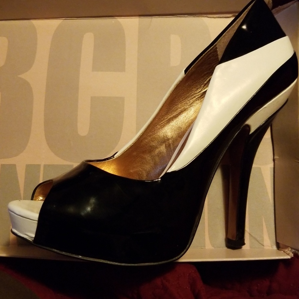 Bcbg peep toe pump